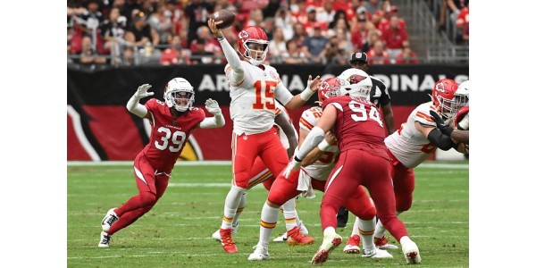 patrick mahomes är mycket glad över att hans rival Tom Brady inte gick i pension